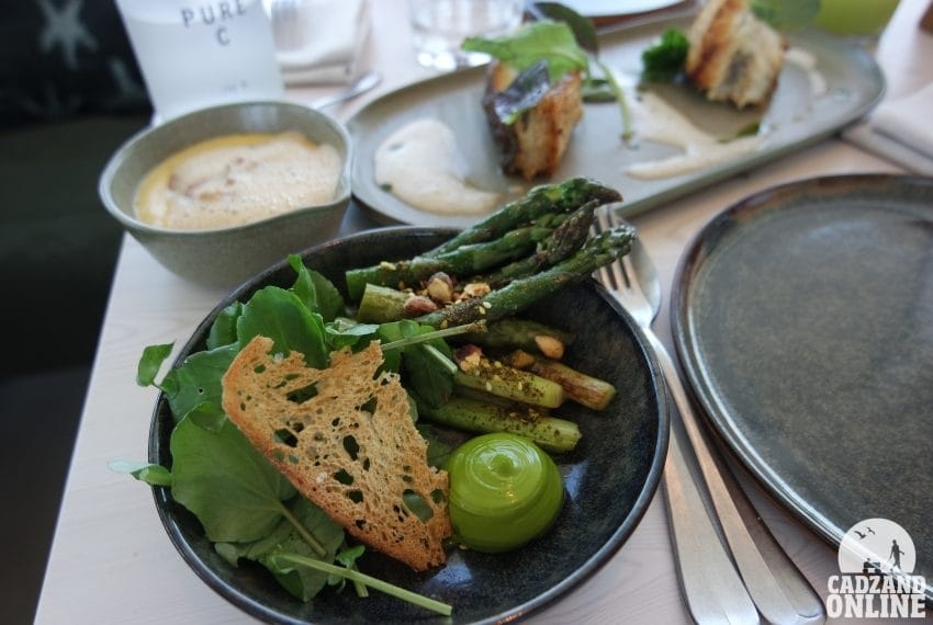 Groene asperges en mouseline van grijze garnalen - menu AIRrepublic Cadzand